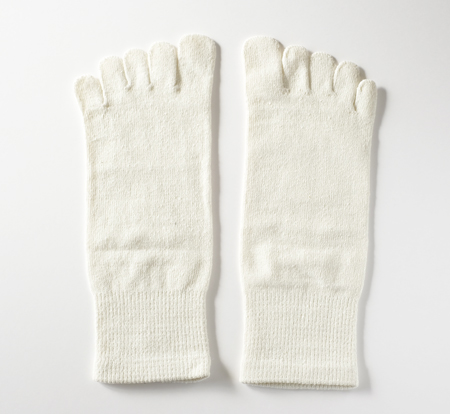 冷えとり靴下として活躍する 丈夫な作りの絹100 の五本指靴下です 天然生活雑貨通販くらしのたのしみ